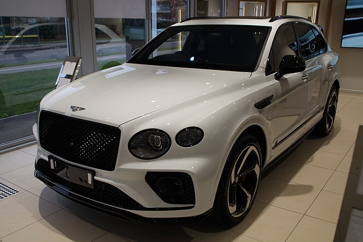  6. Bentley Bentayga Range Rover SV Carmel có giá khá đắt đỏ và còn cao hơn cả Bentley Bentayga Speed gần 85.000 đô la nhưng ngay cả khi mẫu xe này được giới hạn cũng phải xếp sau Bentayga 1 bậc vì đây là chiếc SUV siêu sang đầu tiên được sản xuất trên thế giới. 
