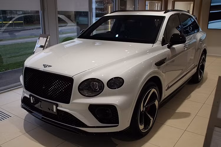  6. Bentley Bentayga Range Rover SV Carmel có giá khá đắt đỏ và còn cao hơn cả Bentley Bentayga Speed gần 85.000 đô la nhưng ngay cả khi mẫu xe này được giới hạn cũng phải xếp sau Bentayga 1 bậc vì đây là chiếc SUV siêu sang đầu tiên được sản xuất trên thế giới. 