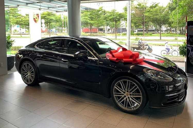  8. Porsche Panamera Khá bất ngờ là trang tin Hot Cars lại để vị trí thứ 8 này dành cho Porsche Panamera thay vì Mercedes-Benz S-Class, BMW 7-Series hoặc Audi A8. Lý do là Porsche Panamera vừa sang lại có sự thể thao và quan trọng là Porsche rất chịu cập nhập xu hướng chơi xe khi trình làng bản Hybrid cho dòng xe này. 