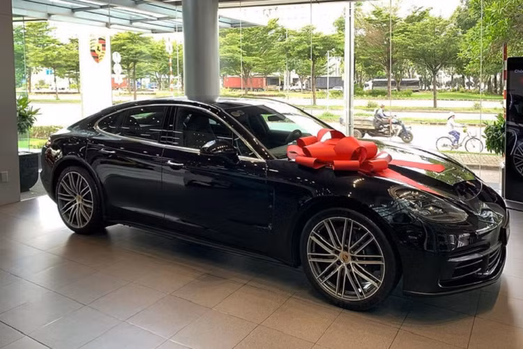  8. Porsche Panamera Khá bất ngờ là trang tin Hot Cars lại để vị trí thứ 8 này dành cho Porsche Panamera thay vì Mercedes-Benz S-Class, BMW 7-Series hoặc Audi A8. Lý do là Porsche Panamera vừa sang lại có sự thể thao và quan trọng là Porsche rất chịu cập nhập xu hướng chơi xe khi trình làng bản Hybrid cho dòng xe này. 