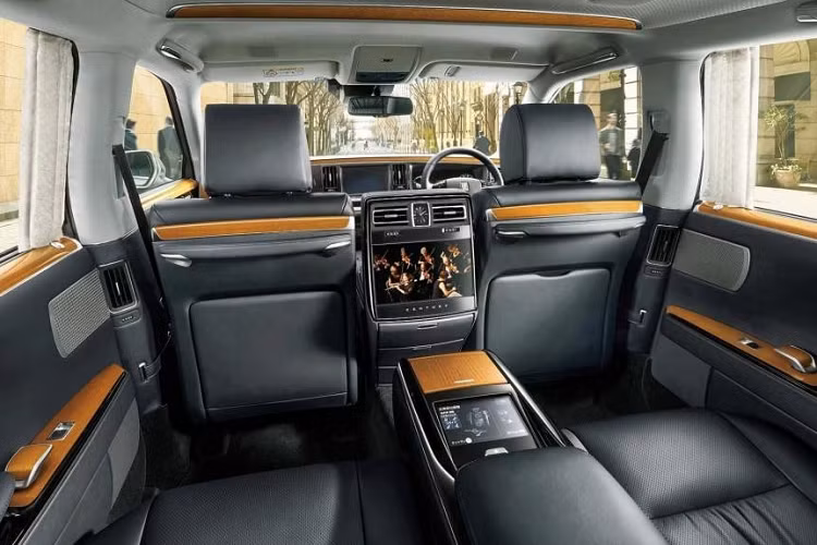 Kể cả ngày nay, các đường nét thẳng của nó vẫn bám vào khuôn mẫu Limousine cổ điển nhưng giá bán của xe không hề rẻ, đủ để người Nhật sắm 2 chiếc Lexus LS. Hàng ghế sau của Toyota Century có hệ thống giải trí với màn hình 16 inch và dàn âm thanh cao cấp. Ở giữa hai ghế sau là bệ tì tay trung tâm tích hợp màn hình cảm ứng 7 inch, cho phép hành khách điều khiển những tính năng như mát-xa ghế, rèm che nắng, điều hòa và âm thanh.