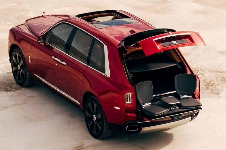  4. Rolls-Royce Cullinan Vị trí thứ 4 thuộc về 1 chiếc xe SUV và nó hoàn toàn xứng đáng cho Rolls-Royce Cullinan, chiếc SUV siêu sang thương mại đắt đỏ nhất trên thế giới hiện nay.