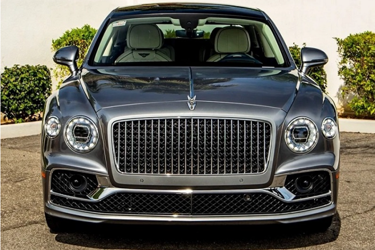  2. Bentley Flying Spur Đối thủ của xe siêu sang Mercedes-Maybach S680 không ai khác ngoài Bentley Flying Spur V8, cả 2 mẫu xe này đều phục phụ các nhà giàu nhưng Mercedes-Maybach S-Class có 1 mẫu xe giá khá tốt mà Bentley hay Rolls-Royce sẽ khó có thể tạo ra vì tính độc quyền cũng như thương hiệu mà họ tạo ra.