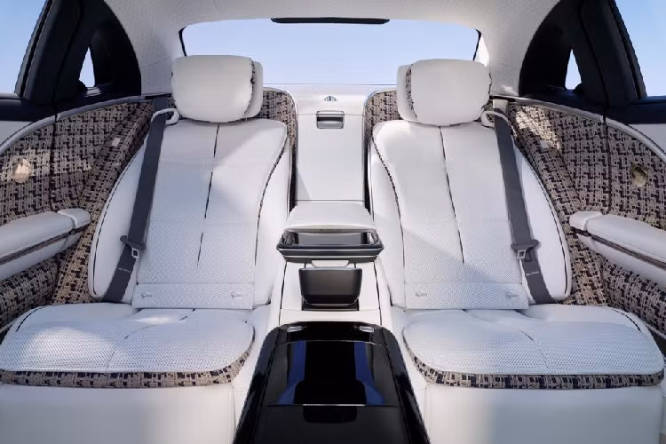 Hiện tại, Mercedes-Maybach S-Class đang ở thế hệ mới với bản đắt nhất là Mercedes-Maybach S680 nhưng sẽ không lâu nữa, hãng sẽ giới thiệu Mercedes-Maybach S-Class Pullman, 1 chiếc xe thượng lưu chỉ dành cho các khách hàng siêu VIP.