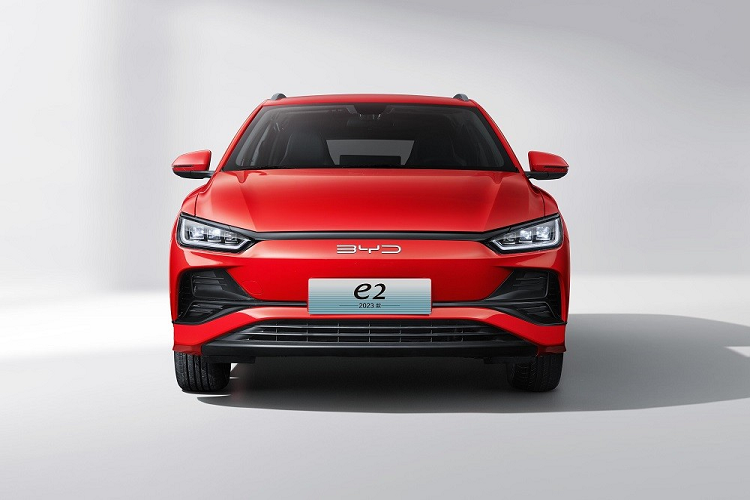 So với phiên bản cũ, BYD e2 2023 chạy điện thay đổi đáng kể về thiết kế ngoại thất nên trông trẻ trung và hiện đại hơn. Cụ thể, BYD e2 2023 được trang bị khu vực chính giữa đầu xe đóng kín, tích hợp logo của hãng ô tô Trung Quốc. Bên cạnh đó là cụm đèn pha LED nhỏ gọn, tích hợp dải đèn LED định vị ban ngày, và nối với nhau bằng nẹp màu đen nằm vắt ngang đầu xe.