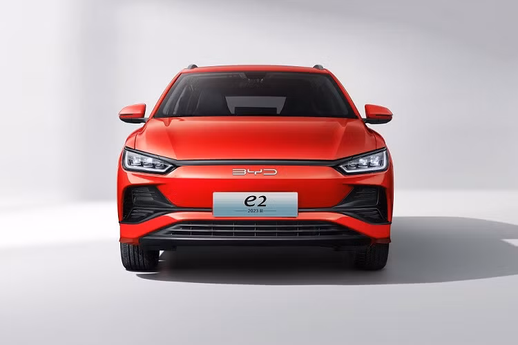 So với phiên bản cũ, BYD e2 2023 chạy điện thay đổi đáng kể về thiết kế ngoại thất nên trông trẻ trung và hiện đại hơn. Cụ thể, BYD e2 2023 được trang bị khu vực chính giữa đầu xe đóng kín, tích hợp logo của hãng ô tô Trung Quốc. Bên cạnh đó là cụm đèn pha LED nhỏ gọn, tích hợp dải đèn LED định vị ban ngày, và nối với nhau bằng nẹp màu đen nằm vắt ngang đầu xe.