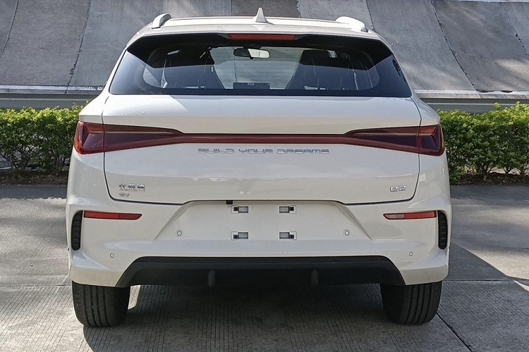 Thêm vào đó là tay nắm cửa, ốp gương chiếu hậu và anten vây cá sơn cùng màu thân xe, baga nóc màu bạc cũng như nẹp trang trí màu đen trên cửa. Cổng sạc của xe nằm trên chắn bùn trước bên phải. Phía sau BYD e2 2023 xuất hiện cụm đèn hậu LED hình tam giác, nằm vắt ngang đuôi xe.