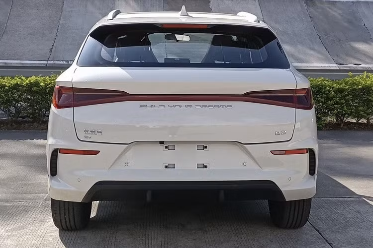 Thêm vào đó là tay nắm cửa, ốp gương chiếu hậu và anten vây cá sơn cùng màu thân xe, baga nóc màu bạc cũng như nẹp trang trí màu đen trên cửa. Cổng sạc của xe nằm trên chắn bùn trước bên phải. Phía sau BYD e2 2023 xuất hiện cụm đèn hậu LED hình tam giác, nằm vắt ngang đuôi xe.