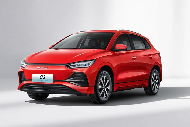  BYD e2 2023 mới là mẫu ôtô điện cỡ nhỏ mang kiểu dáng hatchback đã lần đầu tiên trình làng vào năm 2019. Sau 4 năm, hãng BYD chuẩn bị bổ sung phiên bản mới của dòng ôtô điện này. Trước thời điểm đó, hãng BYD đã tung ra những hình ảnh chính thức đầu tiên của e2 ở thị trường Trung Quốc.