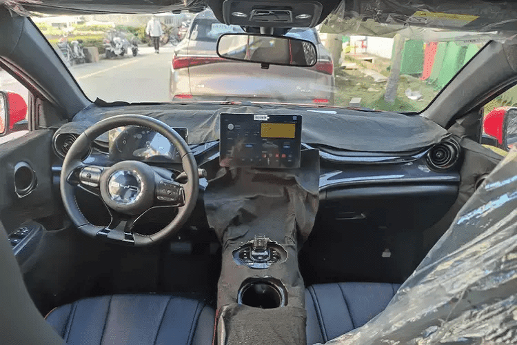 BYD e2 2023 sẽ được trang bị mô-tơ điện có công suất tối đa 70 kW (khoảng 95 mã lực). Đáng tiếc là thông tin về dung lượng pin và quãng đường di chuyển của xe sau khi sạc đầy pin vẫn chưa được công bố.