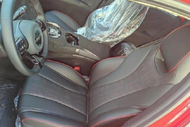 Hiện hình ảnh nội thất chính thức của BYD e2 2023 vẫn chưa được hé lộ. Tuy nhiên, qua hình ảnh chụp nội thất của xe chạy trên đường thử, có thể thấy thiết kế quen thuộc của thương hiệu BYD. Bên trong mẫu xe này xuất hiện ghế thể thao với viền màu đỏ, vô lăng vát đáy, cửa gió điều hòa hình tròn và cần số ngắn trên cụm điều khiển trung tâm.