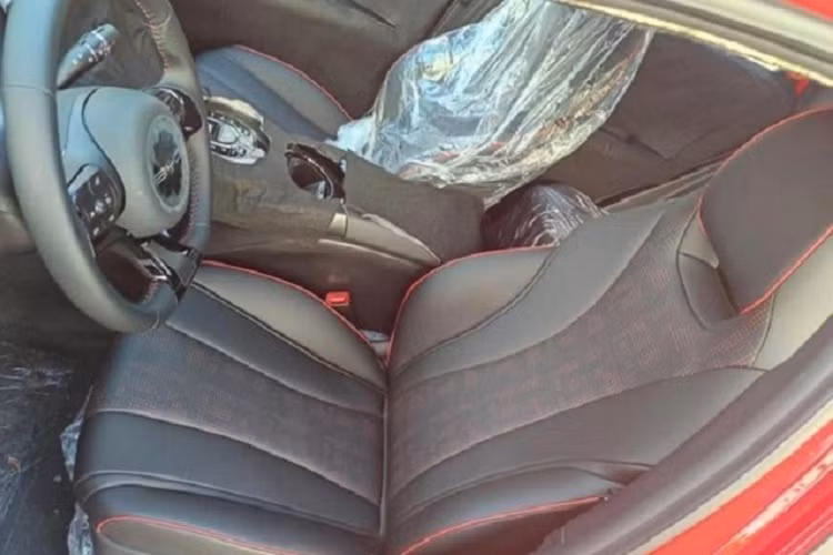 Hiện hình ảnh nội thất chính thức của BYD e2 2023 vẫn chưa được hé lộ. Tuy nhiên, qua hình ảnh chụp nội thất của xe chạy trên đường thử, có thể thấy thiết kế quen thuộc của thương hiệu BYD. Bên trong mẫu xe này xuất hiện ghế thể thao với viền màu đỏ, vô lăng vát đáy, cửa gió điều hòa hình tròn và cần số ngắn trên cụm điều khiển trung tâm.