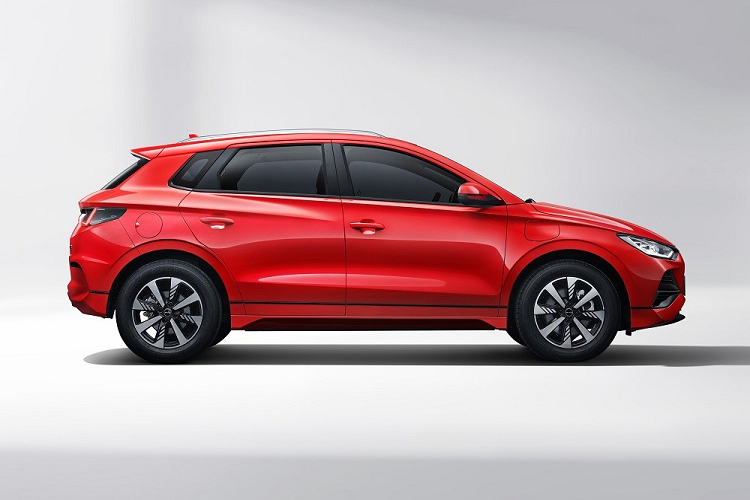 Cản sau của xe được tích hợp đèn phản quang và đèn lùi cũng như khe gió giả nằm dọc ở hai góc. Theo thông tin đăng trên trang web của Bộ Công nghiệp và Công nghệ Thông tin Trung Quốc, mẫu ô tô điện này có chiều dài 4.260 mm, chiều rộng 1.760 mm, chiều cao 1.530 mm cùng chiều dài cơ sở 2.610 mm.