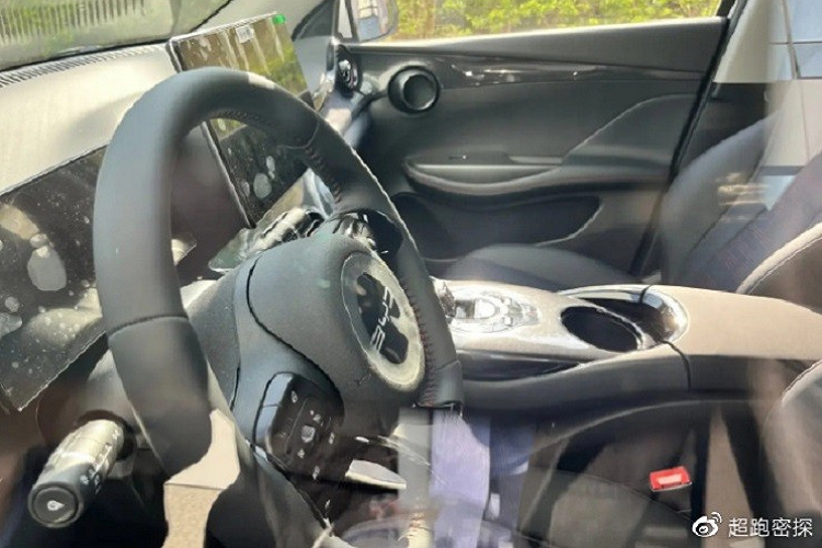 Theo hãng BYD, mẫu xe này sẽ được trang bị màn hình cảm ứng trung tâm có thể xoay ngang hoặc dọc với kích thước 10,1 inch ở bản tiêu chuẩn và 12,8 inch ở bản cao cấp. Cả hai màn hình đều đi kèm mạng lưới kết nối thông minh DiLink. Bên cạnh đó là bảng đồng hồ kỹ thuật số với màn hình LCD 8,8 inch, hiển thị các thông tin của hệ thống an toàn chủ động ADAS.