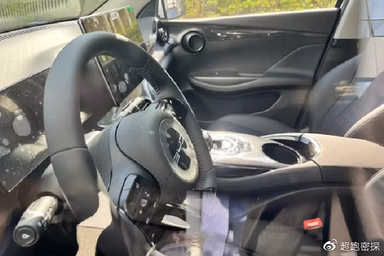 Theo hãng BYD, mẫu xe này sẽ được trang bị màn hình cảm ứng trung tâm có thể xoay ngang hoặc dọc với kích thước 10,1 inch ở bản tiêu chuẩn và 12,8 inch ở bản cao cấp. Cả hai màn hình đều đi kèm mạng lưới kết nối thông minh DiLink. Bên cạnh đó là bảng đồng hồ kỹ thuật số với màn hình LCD 8,8 inch, hiển thị các thông tin của hệ thống an toàn chủ động ADAS.