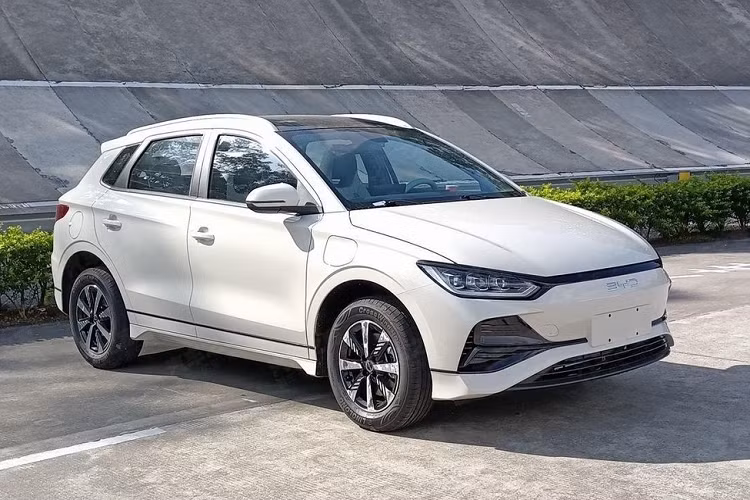 Chưa hết, BYD e2 2023 còn được trang bị khe gió màu đen cỡ lớn, chia thành 3 khoang ở hai góc cản trước. Bên dưới là hốc gió trung tâm hình thang khá rộng. Nhìn từ bên sườn, BYD e2 2023 gây ấn tượng với những đường dập gân nổi bật và bộ vành hợp kim đa chấu phối 2 màu.