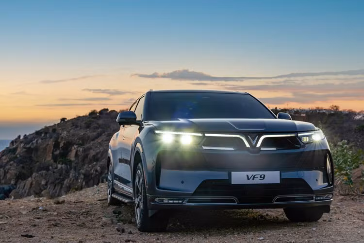 Về hậu mãi, VF9 cũng sẽ áp dụng chính sách bảo hành 10 năm/125.000 dặm (khoảng 200.000 km) cho xe và 10 năm không giới hạn số dặm cho pin, với dịch vụ sửa chữa lưu động và cứu hộ trong suốt thời gian bảo hành.