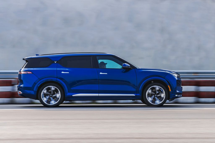 VF9 là mẫu SUV điện 7 chỗ được thiết kế bởi Pininfarina (Ý), có thiết kế ngoại thất hiện đại nhằm tối ưu tính khí động học, kết hợp với thiết kế nội thất tỉ mỉ, tinh tế được tích hợp các công nghệ tiên tiến nhằm đảm bảo sự tiện nghi cho khách hàng. 