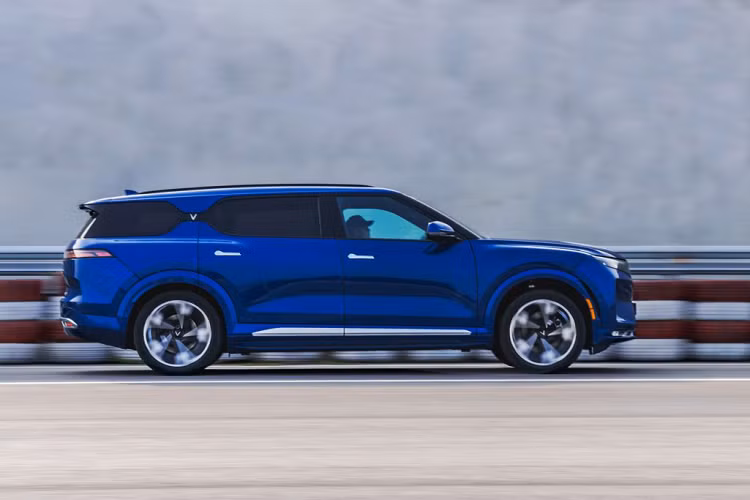 VF9 là mẫu SUV điện 7 chỗ được thiết kế bởi Pininfarina (Ý), có thiết kế ngoại thất hiện đại nhằm tối ưu tính khí động học, kết hợp với thiết kế nội thất tỉ mỉ, tinh tế được tích hợp các công nghệ tiên tiến nhằm đảm bảo sự tiện nghi cho khách hàng. 