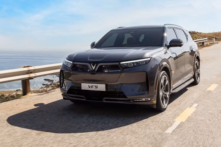 VF9 là mẫu SUV điện thuộc phân khúc E – phân khúc cao cấp nhất trong dải xe điện hoàn chỉnh của VinFast. Mẫu VF9 có phạm vi lái cho một lần sạc đầy được EPA chứng nhận đạt 330 dặm cho phiên bản Eco và 291 dặm cho phiên bản Plus. Tại Mỹ, giá xe Vinfast VF9 lần lượt là 83.000 USD (1,9 tỷ đồng) và 91.000 USD (2,1 tỷ đồng) cho bản Eco và bản Plus.