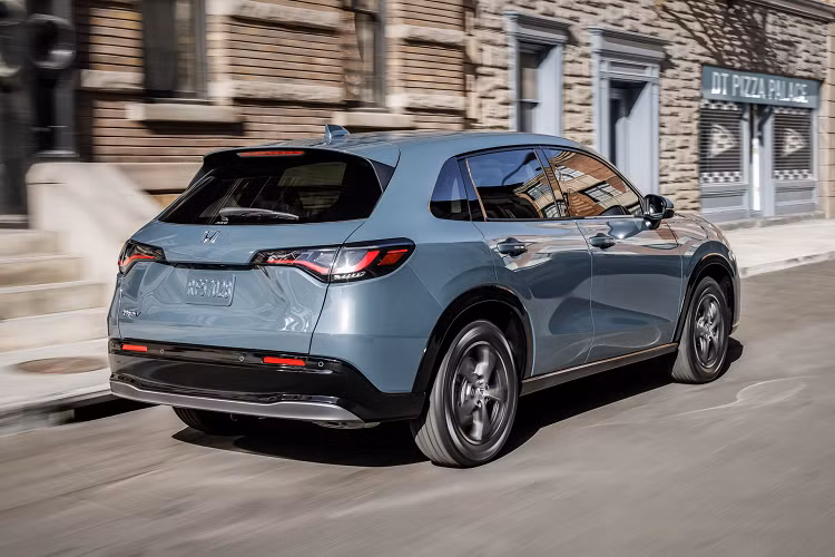 Thứ hai là hệ truyền động e:HEV bao gồm máy xăng 4 xi-lanh, dung tích 2.0L, tạo ra công suất tối đa 135 mã lực và mô-men xoắn cực đại 182 Nm. Động cơ này có thể sẽ kết hợp với 2 mô-tơ điện mạnh 183 mã lực/350 Nm, pin lithium-ion và hộp số e-CVT giống Honda ZR-V 2023.