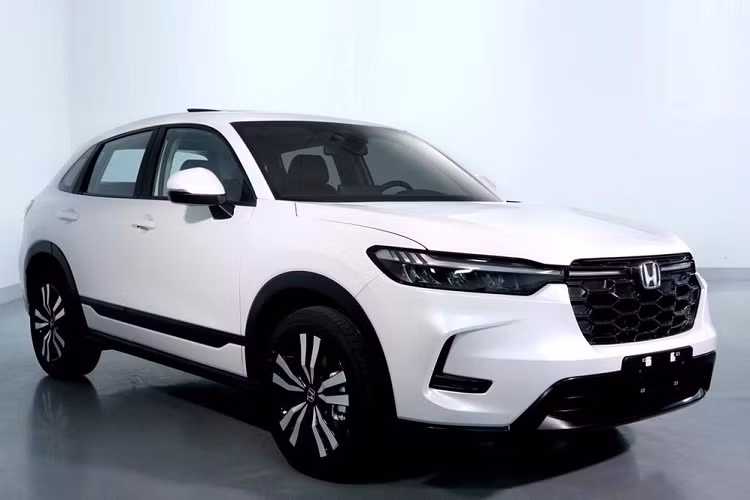 Mẫu xe này được trang bị lưới tản nhiệt hình lục giác cỡ lớn, đèn pha LED, tích hợp dải đèn LED định vị ban ngày. Dải đèn này ăn sâu vào trong lưới tản nhiệt, kéo dài đến logo của hãng Honda. Cản trước của Dongfeng Honda HR-V tích hợp hốc gió trung tâm hình thang rộng và bao quanh bằng viền màu đen.