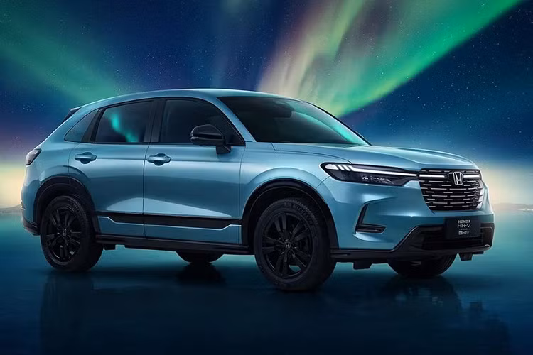 Ở hai góc cản trước còn có khe gió hẹp với viền hình chữ "C", tương tự người anh em Honda CR-V 2023. Trong khi đó, thiết kế bên sườn của mẫu xe này về cơ bản là giống Honda ZR-V, trừ vành la-zăng. Vành của Dongfeng Honda HR-V có thiết kế 5 chấu kép với màu sắc thay đổi theo phiên bản.