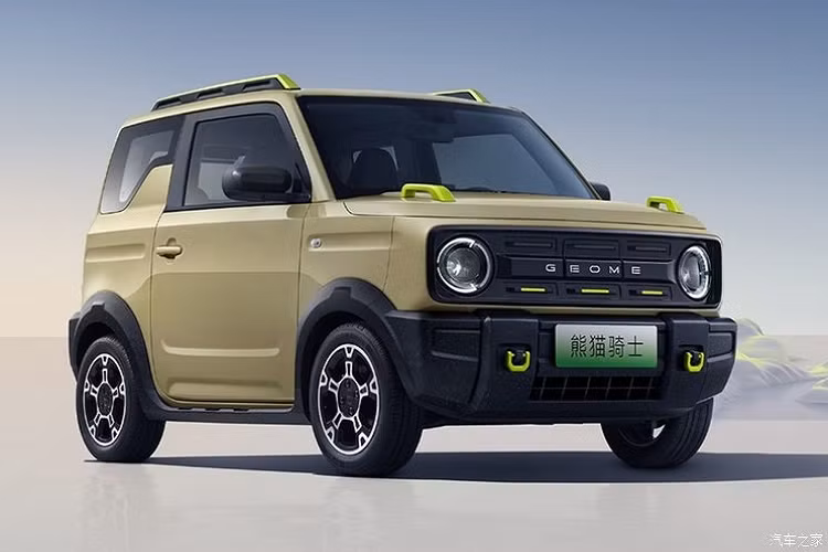 Đồng thời, mặt trước của chiếc xe Geely Panda Knight cũng giống như một chiếc xe địa hình hạng nặng, lưới tản nhiệt vuông + đèn pha tròn trông rất sang trọng và khí chất của nó cao hơn nhiều so với những chiếc xe điện siêu nhỏ thông thường, không quá lời khi gọi Geely Panda Knight là "tiểu Mercedes-Benz G-Class".