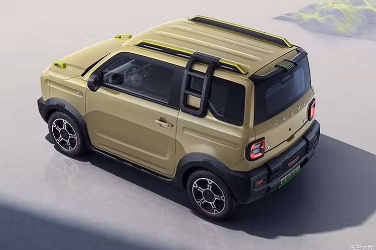 Về kích thước thân xe, chiều dài, chiều rộng và chiều cao của xe Geely Panda Knight tại Trung Quốc là 3.135 mm x 1.565 mm 1.655 mm, chiều dài cơ sở là 2.015 mm. Tiến vào bên trong khoang lái, nội thất xe Geely Panda Knight sẽ có hai màu là Guogan Green và True White.