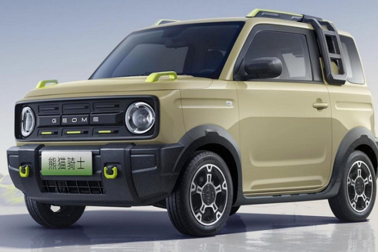 Đến với phần giá để hành lý, nó được thiết kế hai màu, chiếc xe Geely Panda Knight thậm chí còn được trang bị bậc thang bên hông rất hoang dã, ốp hông và vành bánh xe cũng được trang bị chắn bùn rộng màu đen, tạo nên sự tương phản rõ nét với kích thước thân xe nhỏ gọn.