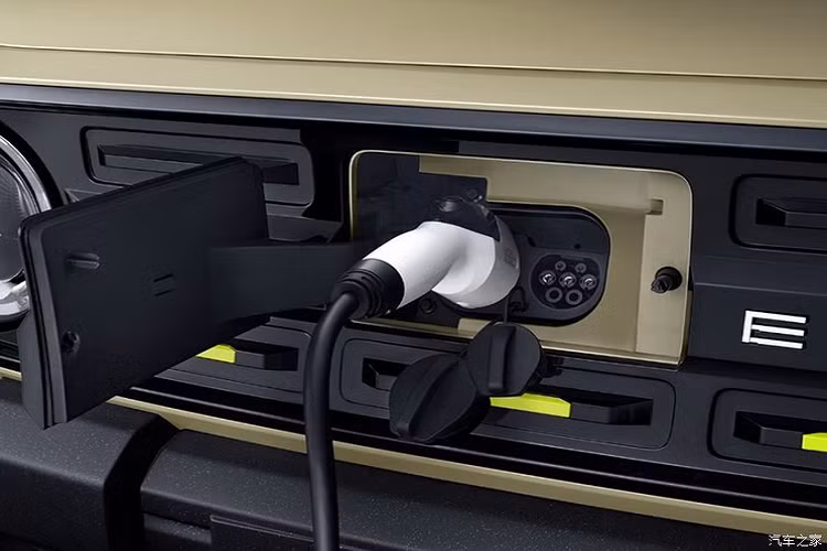 Về sức mạnh, chiếc xe mới được trang bị động cơ đồng bộ nam châm vĩnh cửu hiệu suất cao tương đương 40 mã lực và mô-men xoắn cực đại 110 Nm, đi kèm với bộ pin lithium iron phosphate do Guoxuan Hi-Tech cung cấp và có động cơ điện thuần túy, phạm vi hoạt động lên tới 200 km