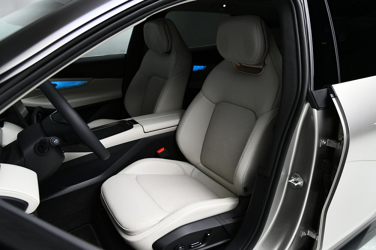 Phiên bản dẫn động bốn bánh có công suất hệ thống toàn diện là 436 kW, khoảng 536 mã lực và mô-men xoắn cực đại của hệ thống lên đến 905 Nm. Nhờ đó mà xe có khả năng tăng tốc từ vị trí xuất phát lên 100 km/h chỉ trong thời gian 4,6 giây. Chỉ với động cơ điện, xe có thể lăn bánh quãng đường đi được là 220 km theo chu trình thử nghiệm CLTC và mức tiêu thụ nhiên liệu là 6 lít/100 km.