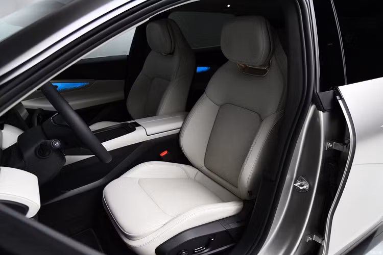 Phiên bản dẫn động bốn bánh có công suất hệ thống toàn diện là 436 kW, khoảng 536 mã lực và mô-men xoắn cực đại của hệ thống lên đến 905 Nm. Nhờ đó mà xe có khả năng tăng tốc từ vị trí xuất phát lên 100 km/h chỉ trong thời gian 4,6 giây. Chỉ với động cơ điện, xe có thể lăn bánh quãng đường đi được là 220 km theo chu trình thử nghiệm CLTC và mức tiêu thụ nhiên liệu là 6 lít/100 km.