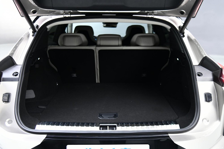 Đối thủ chính của Lynk &amp; Co 08 nhắm đến sẽ là BYD Tang, hãng cũng có phiên bản dẫn động hai cầu DM-i và dẫn động bốn bánh DM-p, phạm vi di chuyển thuần điện của hai mẫu xe cũng tương đối gần nhau. BYD có danh tiếng tương đối tốt về mặt công nghệ sản phẩm, còn mẫu plug-in hybrid Lynk &amp; Co 08 có hiệu năng vượt trội hơn cả về thiết kế lẫn ý nghĩa công nghệ.