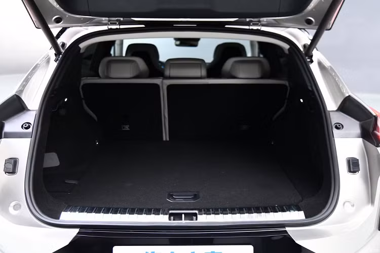 Đối thủ chính của Lynk &amp; Co 08 nhắm đến sẽ là BYD Tang, hãng cũng có phiên bản dẫn động hai cầu DM-i và dẫn động bốn bánh DM-p, phạm vi di chuyển thuần điện của hai mẫu xe cũng tương đối gần nhau. BYD có danh tiếng tương đối tốt về mặt công nghệ sản phẩm, còn mẫu plug-in hybrid Lynk &amp; Co 08 có hiệu năng vượt trội hơn cả về thiết kế lẫn ý nghĩa công nghệ.