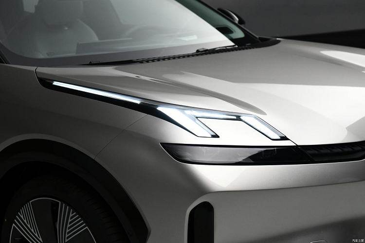 Bên hông thân xe, Lynk &amp; Co 08 thể hiện những đường nét thân xe năng động, được viền bởi nhiều đường gân, gương chiếu hậu bên ngoài không nối liền với cột A. Có dải đèn tương tác mới, có thể hiển thị trạng thái sạc và camera. Chiếc xe Lynk &amp; Co 08 sử dụng cửa không khung và tay nắm ẩn, gương chiếu hậu cũng sử dụng thiết kế không khung.