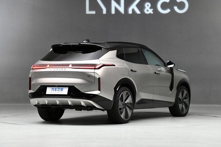 Lynk &amp; Co 08 áp dụng ngôn ngữ thiết kế The Next Day. Mặt trước có độ nhận diện cao khi sử dụng đèn chạy ban ngày Daybreak Light có hình dáng độc đáo. Nhóm đèn pha áp dụng thiết kế tách rời. Bên cạnh đèn LED truyền thống, xe còn có nhóm dải đèn LED rất công nghệ, góc cạnh. Mặt trước xe vẫn giữ nguyên thiết kế lưới tản nhiệt khép kín của xe điện nhưng đồng thời có thêm khe hút gió 2 bên, dựng dọc.