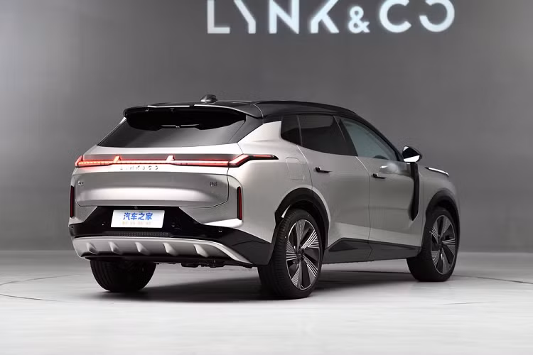 Lynk &amp; Co 08 áp dụng ngôn ngữ thiết kế The Next Day. Mặt trước có độ nhận diện cao khi sử dụng đèn chạy ban ngày Daybreak Light có hình dáng độc đáo. Nhóm đèn pha áp dụng thiết kế tách rời. Bên cạnh đèn LED truyền thống, xe còn có nhóm dải đèn LED rất công nghệ, góc cạnh. Mặt trước xe vẫn giữ nguyên thiết kế lưới tản nhiệt khép kín của xe điện nhưng đồng thời có thêm khe hút gió 2 bên, dựng dọc.