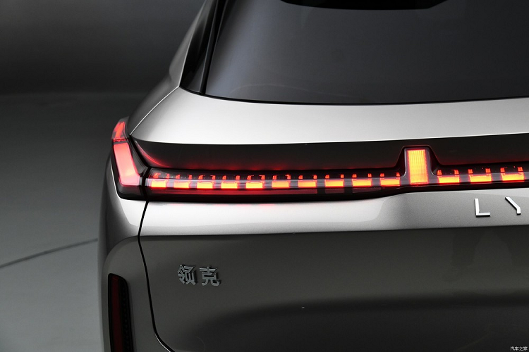 Xét về kích thước thân xe, chiều dài, chiều rộng và chiều cao của xe Lynk &amp; Co 08 mới lần lượt là 4.820 mm x 1.915 mm x 1.685 mm, chiều dài cơ sở là 2.848 mm, được định vị là một chiếc SUV cỡ trung.