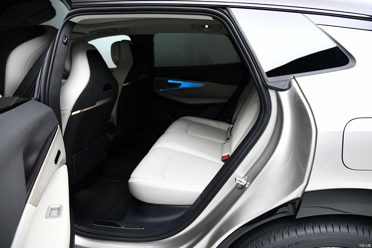 SUV cỡ trung Lynk &amp; Co 08 được trang bị màn hình AR-HUD 92 inch, có thể ghi hình ở khoảng cách 10 m khi đỗ xe, tạo thành rạp chiếu phim AR khổng lồ, cùng với đồng hồ LCD 12,3 inch nâng cao trải nghiệm tương tác cho người lái.