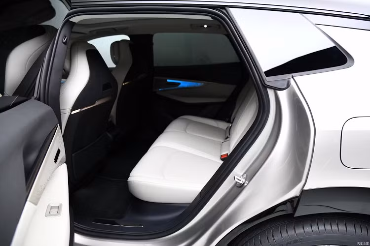 SUV cỡ trung Lynk &amp; Co 08 được trang bị màn hình AR-HUD 92 inch, có thể ghi hình ở khoảng cách 10 m khi đỗ xe, tạo thành rạp chiếu phim AR khổng lồ, cùng với đồng hồ LCD 12,3 inch nâng cao trải nghiệm tương tác cho người lái.