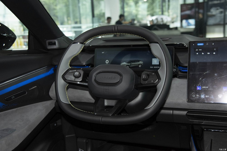 Màn hình điều khiển trung tâm 15,4 inch viền siêu hẹp, độ phân giải 2,5K, được trang bị hệ thống Lynk Flyme Auto Meizu. Chưa hết, mẫu xe SUV cỡ trung Lynk &amp; Co 08 còn được trang bị hệ thống âm thanh Harman Kardon với 23 loa và âm thanh vòm 3D.