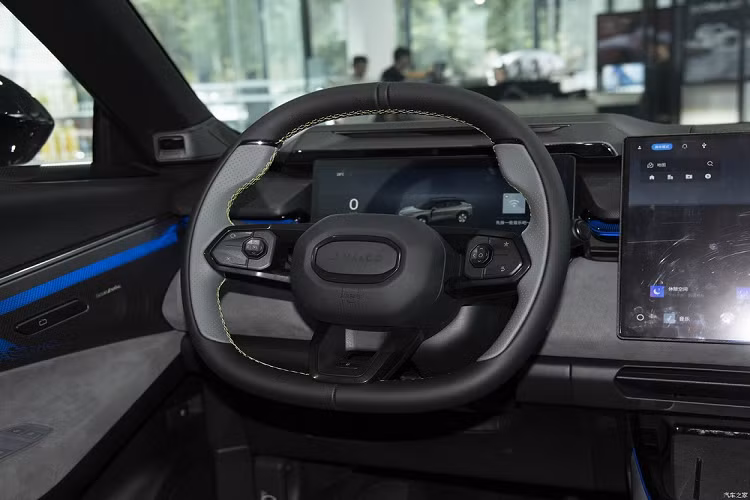 Màn hình điều khiển trung tâm 15,4 inch viền siêu hẹp, độ phân giải 2,5K, được trang bị hệ thống Lynk Flyme Auto Meizu. Chưa hết, mẫu xe SUV cỡ trung Lynk &amp; Co 08 còn được trang bị hệ thống âm thanh Harman Kardon với 23 loa và âm thanh vòm 3D.