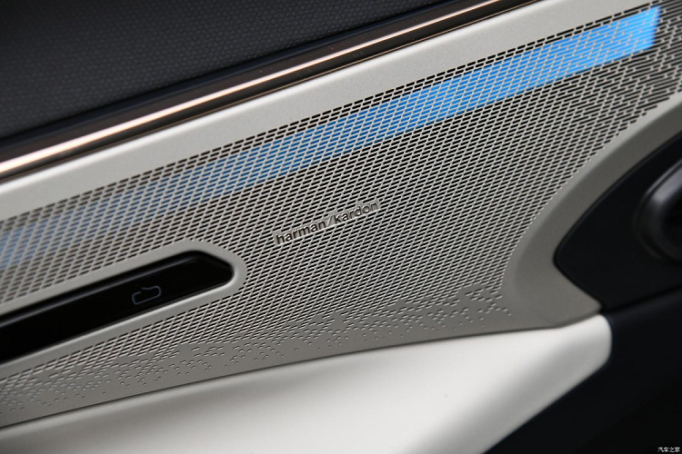 Chỉ cần sử dụng 28 phút để sạc, pin của xe Lynk &amp; Co 08 sẽ được nạp từ 30%-80% và hỗ trợ chức năng phóng điện bên ngoài 3,3 kW, khi kết hợp động cơ xăng và điện (PHEV), xe có thể chạy được quãng đường tối đa 1.400 km trong điều kiện CLTC.