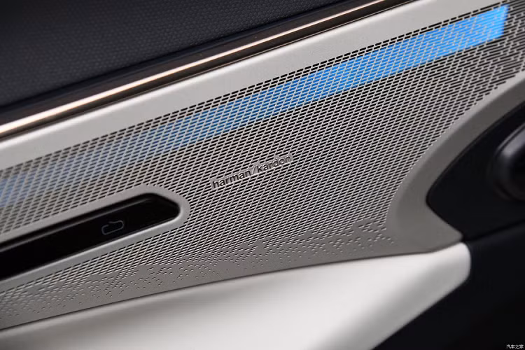 Chỉ cần sử dụng 28 phút để sạc, pin của xe Lynk &amp; Co 08 sẽ được nạp từ 30%-80% và hỗ trợ chức năng phóng điện bên ngoài 3,3 kW, khi kết hợp động cơ xăng và điện (PHEV), xe có thể chạy được quãng đường tối đa 1.400 km trong điều kiện CLTC.