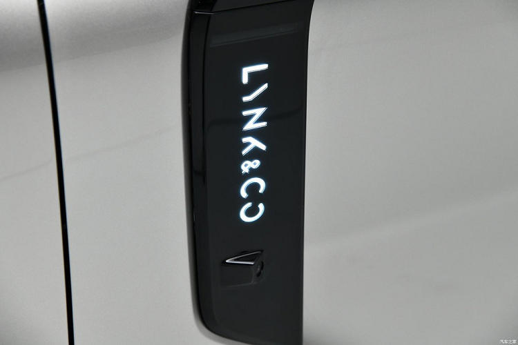 Đuôi xe cũng có ngôn ngữ thiết kế mới, không còn dấu vết của mẫu Lynk &amp; Co trước đây, đèn hậu xuyên thấu mới có hình dáng độc đáo, được cấu tạo từ các nguồn sáng độc lập và thiết kế khuếch tán ở phía sau. phía dưới phía sau xe. Mui xe có cánh lướt gió và gạt nước phía sau ẩn.