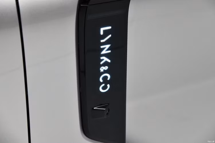 Đuôi xe cũng có ngôn ngữ thiết kế mới, không còn dấu vết của mẫu Lynk &amp; Co trước đây, đèn hậu xuyên thấu mới có hình dáng độc đáo, được cấu tạo từ các nguồn sáng độc lập và thiết kế khuếch tán ở phía sau. phía dưới phía sau xe. Mui xe có cánh lướt gió và gạt nước phía sau ẩn.