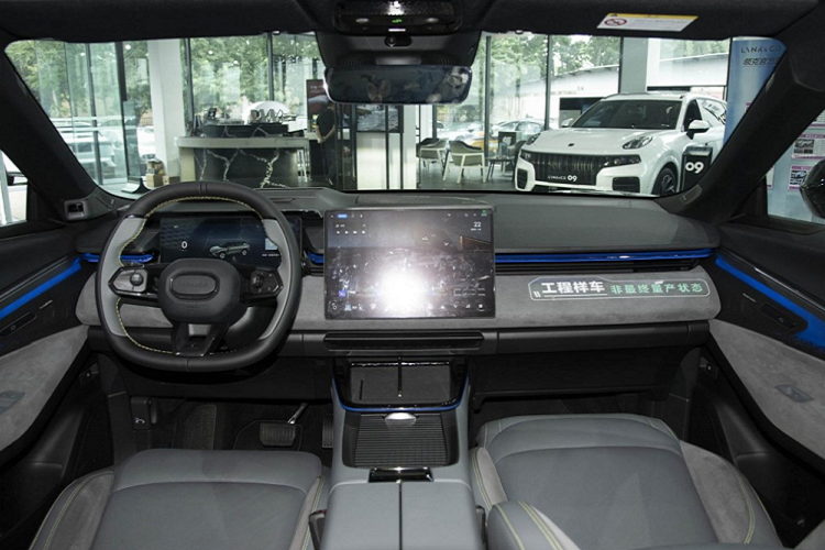 Về nội thất, Lynk &amp; Co 08 sẽ thu hút nhiều sự chú ý hơn từ người dùng trẻ nhưng màu sắc vẫn sẽ mang lại cảm giác cao cấp. Ánh sáng xung quanh dạng luồng hỗ trợ thở, thay đổi màu sắc, nhịp điệu và các hiệu ứng khác, đồng thời được hiển thị trên cửa, bảng điều khiển trung tâm và các khu vực khác.