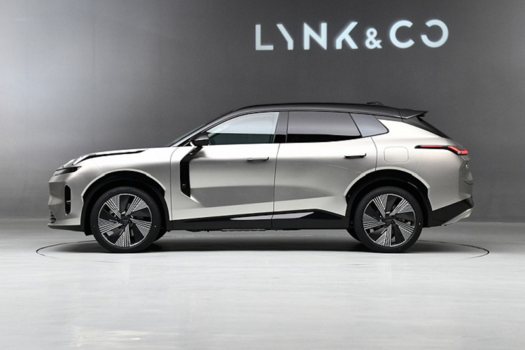 Chiếc xe mới được định vị là một chiếc SUV plug-in hybrid cỡ trung, là mẫu xe chiến lược đầu tiên trong kiến trúc thế hệ mới của CMA Evo. Hãy cùng chúng tôi tìm hiểu xem xe có gì hấp dẫn nhé. Về hình thức bên ngoài, Lynk &amp; Co 08 không giống như các mẫu khác trong gia đình Lynk &amp; Co, chiếc xe mang số 08 có tầm nhìn thiết kế hoàn toàn mới, hình dáng sống động hơn và sử dụng thiết kế ngoại thất mang hai màu rất thời thượng.