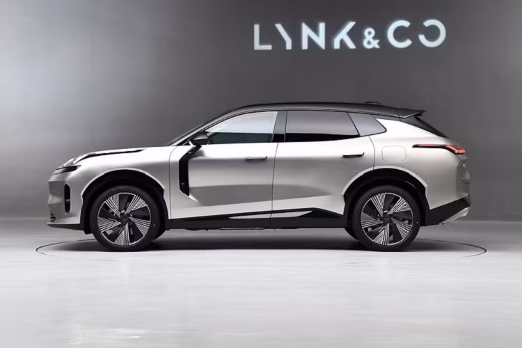 Chiếc xe mới được định vị là một chiếc SUV plug-in hybrid cỡ trung, là mẫu xe chiến lược đầu tiên trong kiến trúc thế hệ mới của CMA Evo. Hãy cùng chúng tôi tìm hiểu xem xe có gì hấp dẫn nhé. Về hình thức bên ngoài, Lynk &amp; Co 08 không giống như các mẫu khác trong gia đình Lynk &amp; Co, chiếc xe mang số 08 có tầm nhìn thiết kế hoàn toàn mới, hình dáng sống động hơn và sử dụng thiết kế ngoại thất mang hai màu rất thời thượng.